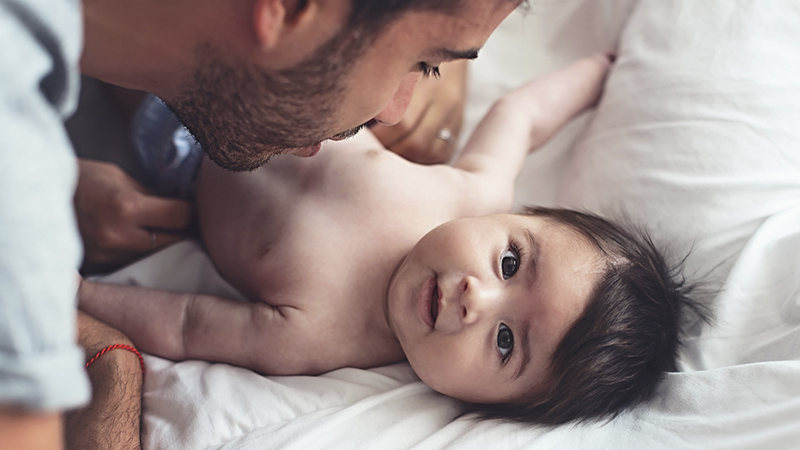 séance photo famille d'un moment tendre entre un père et de sa fille