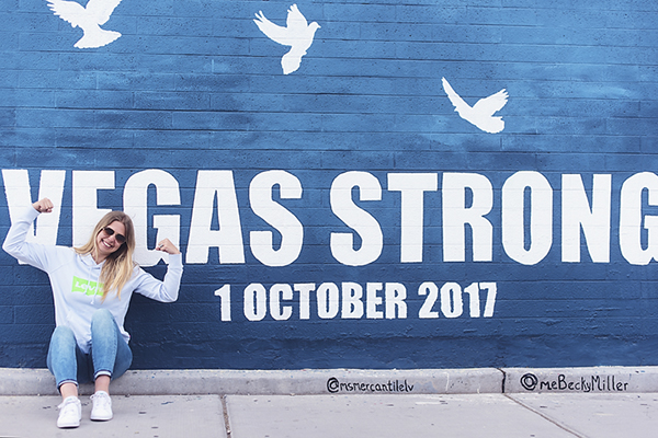 Portrait d'un photographe professionnel posant devant le mur "Vegas Strong"